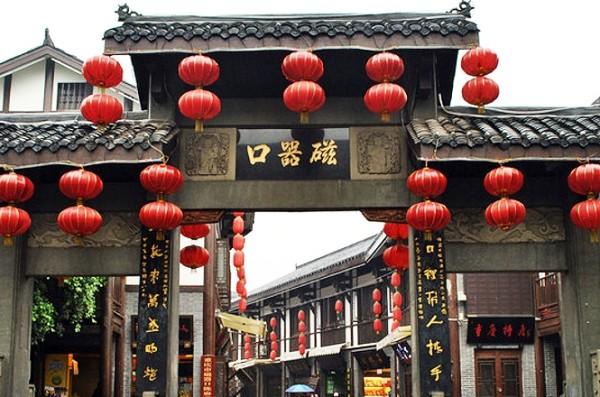 商户擅自破坏绿化铺设路面,南京栖霞城管专项查处